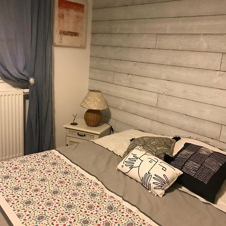 Jolie Chambre Dans Quartier Calme เอซีนส์ ภายนอก รูปภาพ